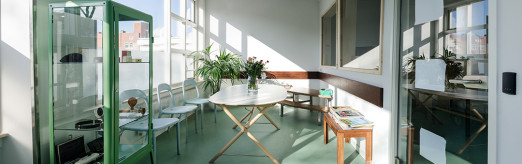 Foto van de wachtkamer van Huisartsencentrum Pniël.