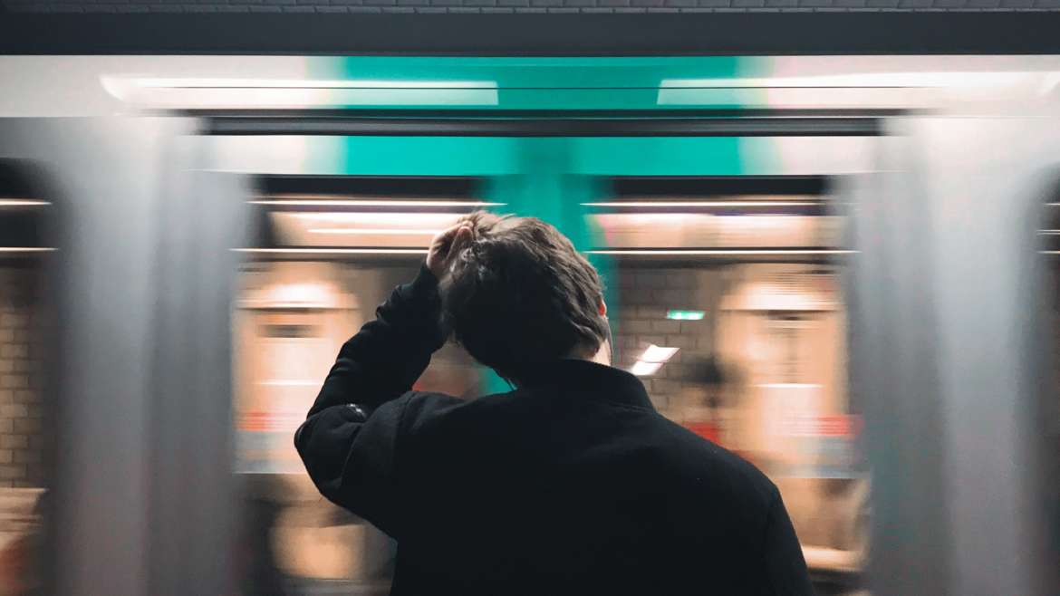 Rechtenvrije foto van man die metro mist door Fabrizio Verrecchia via Unsplash.