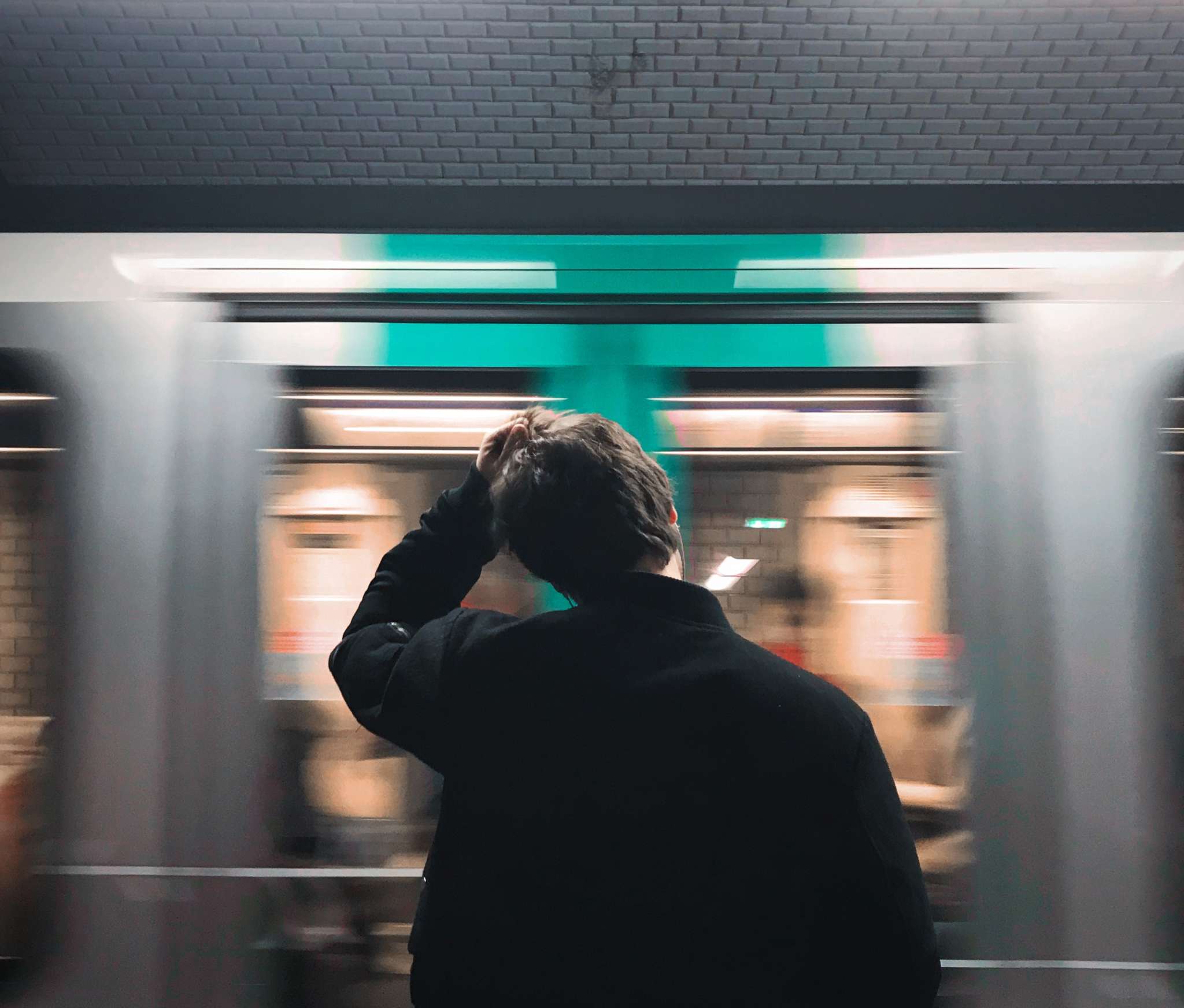 Rechtenvrije foto van man die metro mist door Fabrizio Verrecchia via Unsplash.