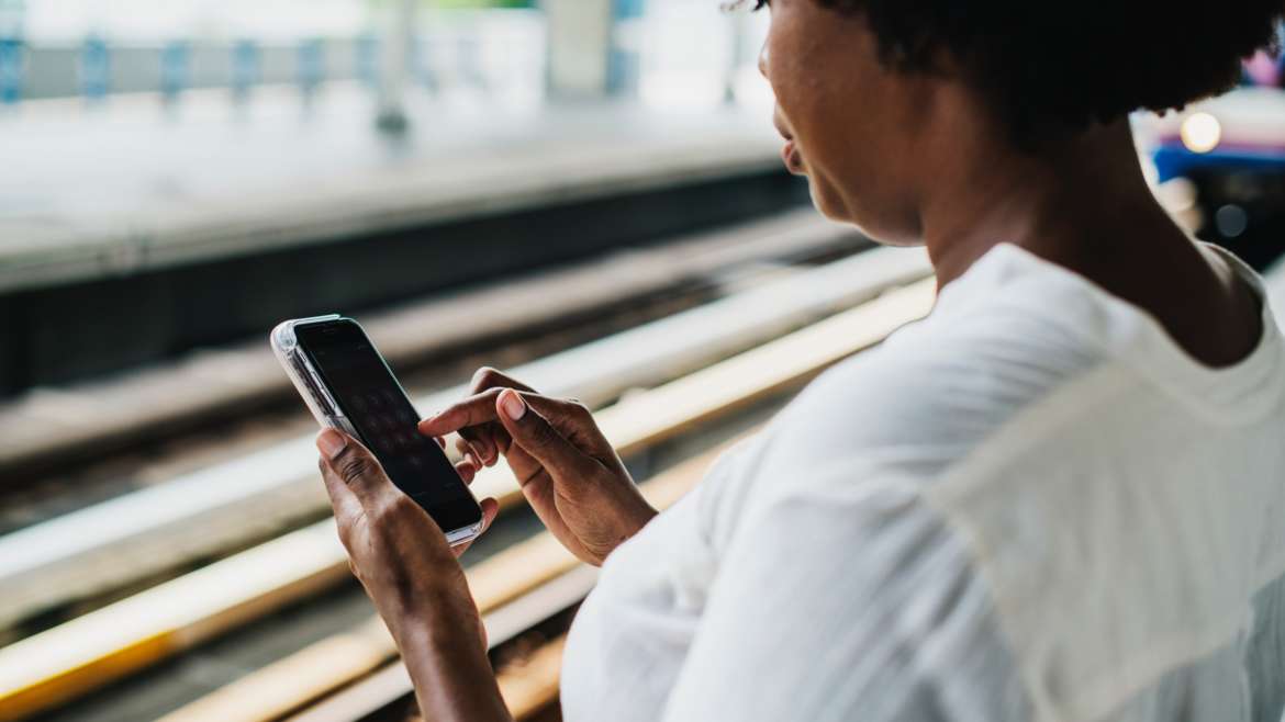 Rechtenvrije foto van vrouw met telefoon van Rawpixel via Unsplash.