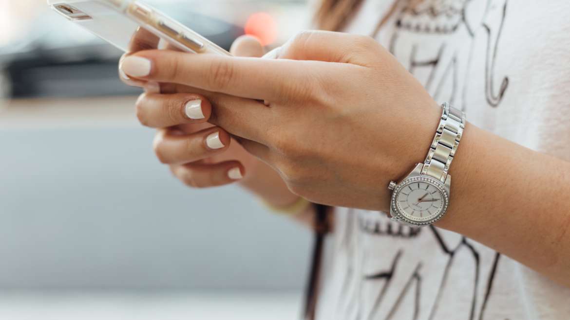 Rechtenvrije foto van vrouw met telefoon van Paul Hanaoka via Unsplash.