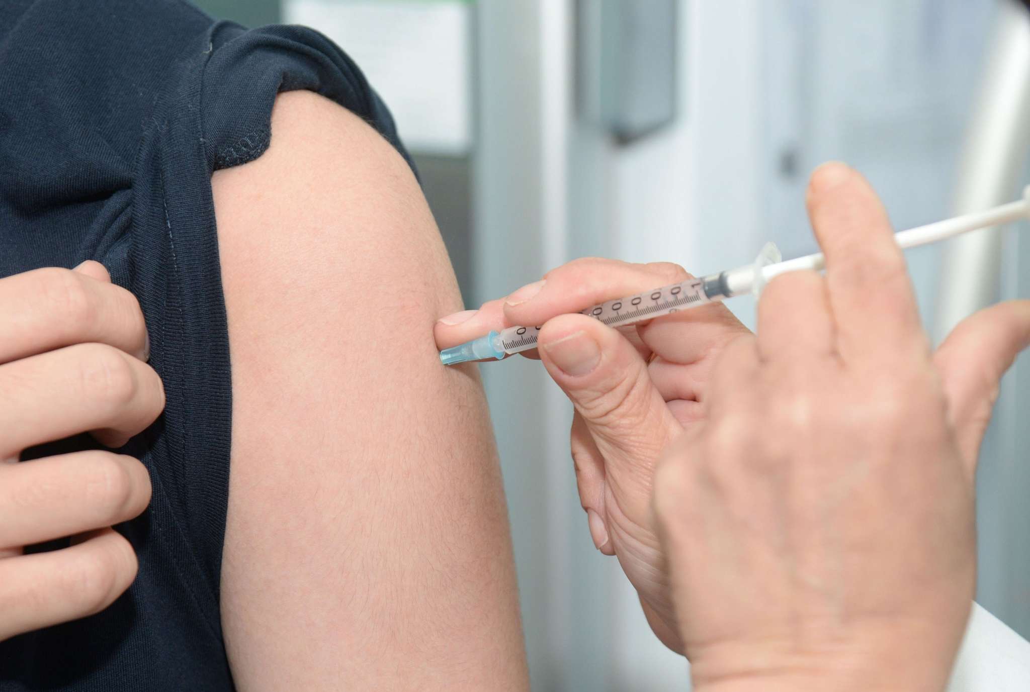 Rechtenvrije foto waarop iemand een vaccinatie krijgt toegediend.