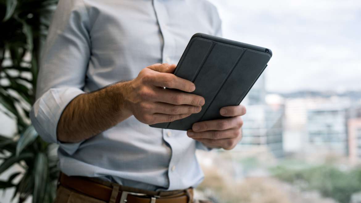 Rechtenvrije foto van iemand met een tablet door Tyler Franta via Unsplash.
