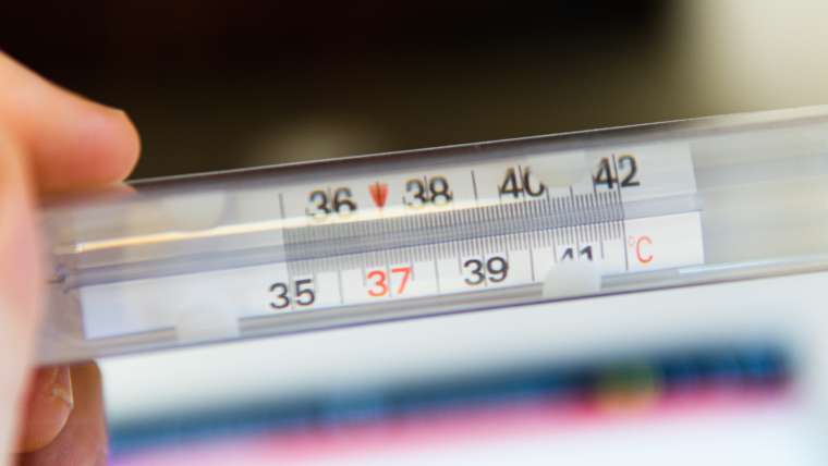 Rechtenvrije foto van Mattea Fusco via Unsplash van thermometer die 37 graden aangeeft.