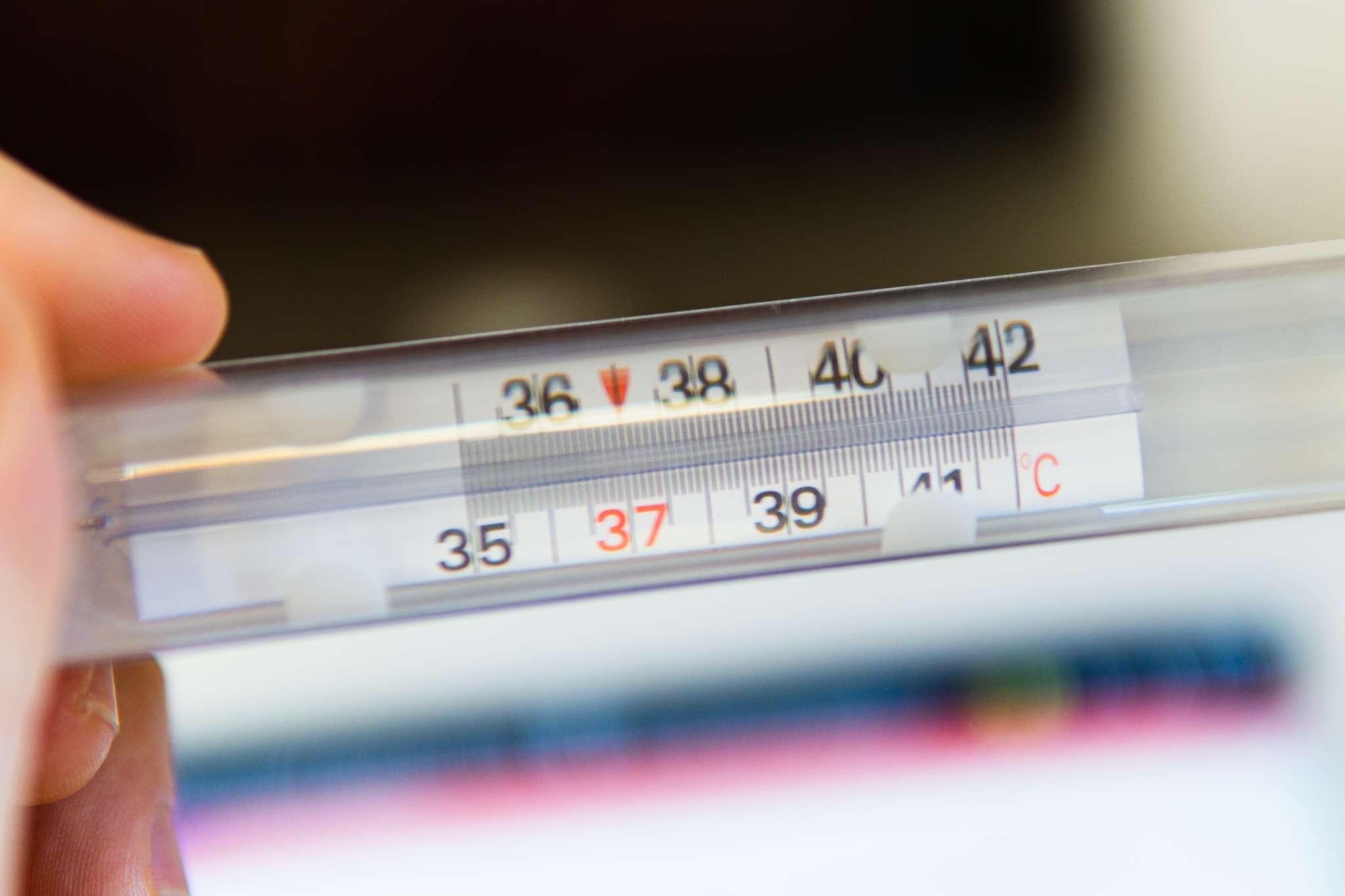 Rechtenvrije foto van Mattea Fusco via Unsplash van thermometer die 37 graden aangeeft.