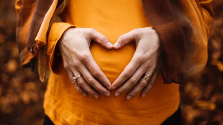 Rechtenvrije foto van zwangere vrouw door Alicia Petresc via Unsplash.