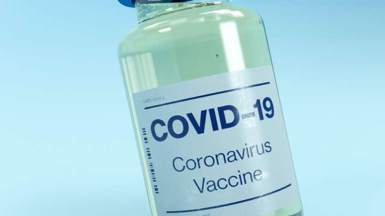 Rechtenvrije foto van corona-vaccin via Unsplash van Daniel Schludi.