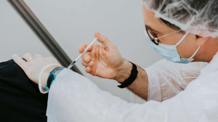 Rechtenvrije foto van Corona vaccinatie via Unsplash door Mat Napo.