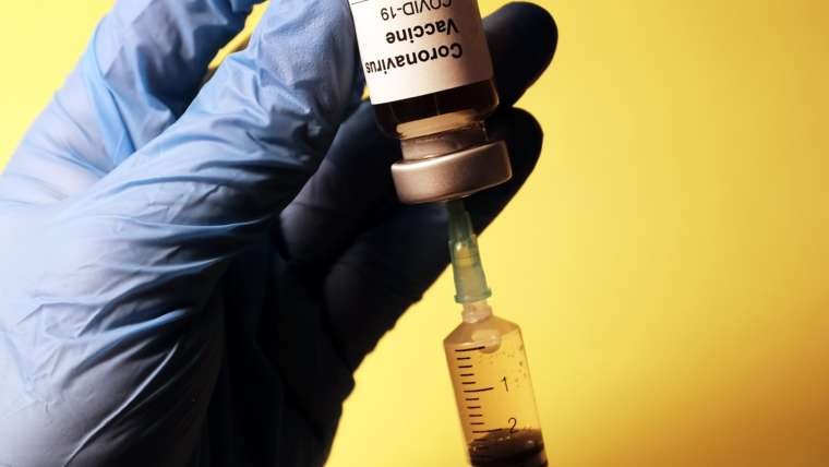 Rechtenvrije foto van Corona vaccin door Hakan Nural via Unsplash.