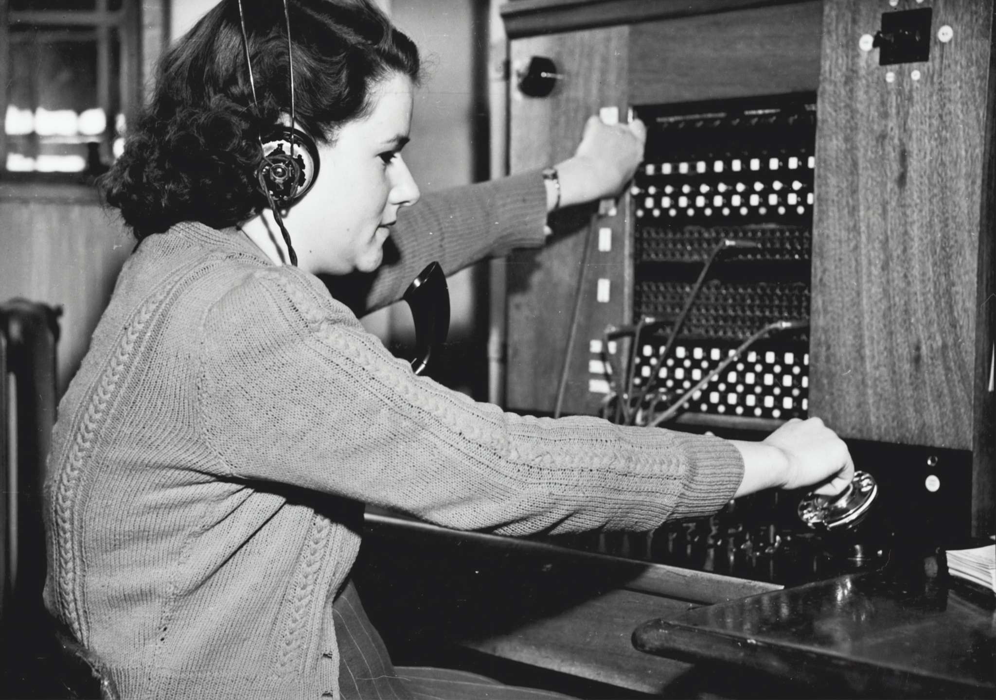 Historische foto van telefoniste van Museums Victoria via Unsplash.