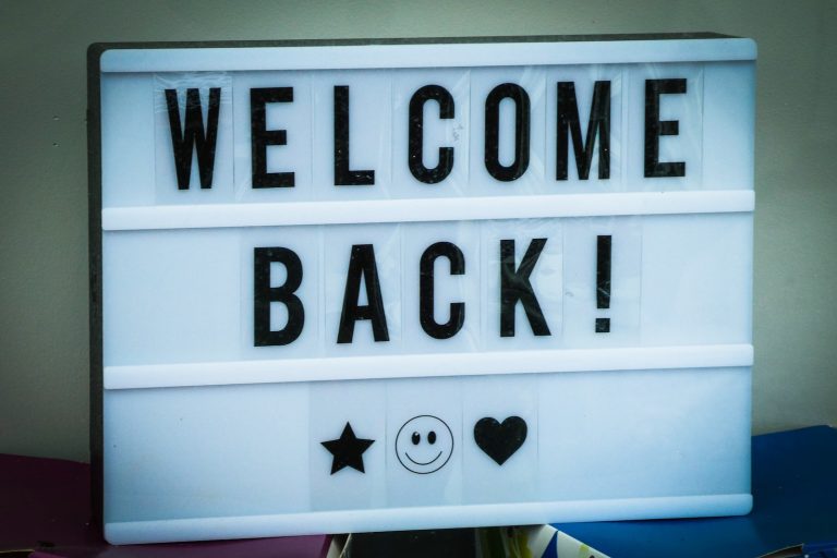 Rechtenvrije foto van de tekst 'Welcome back!' door Nick Fewings via Unsplash.