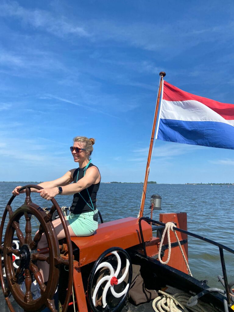 Foto van Petra Ooms op een boot.