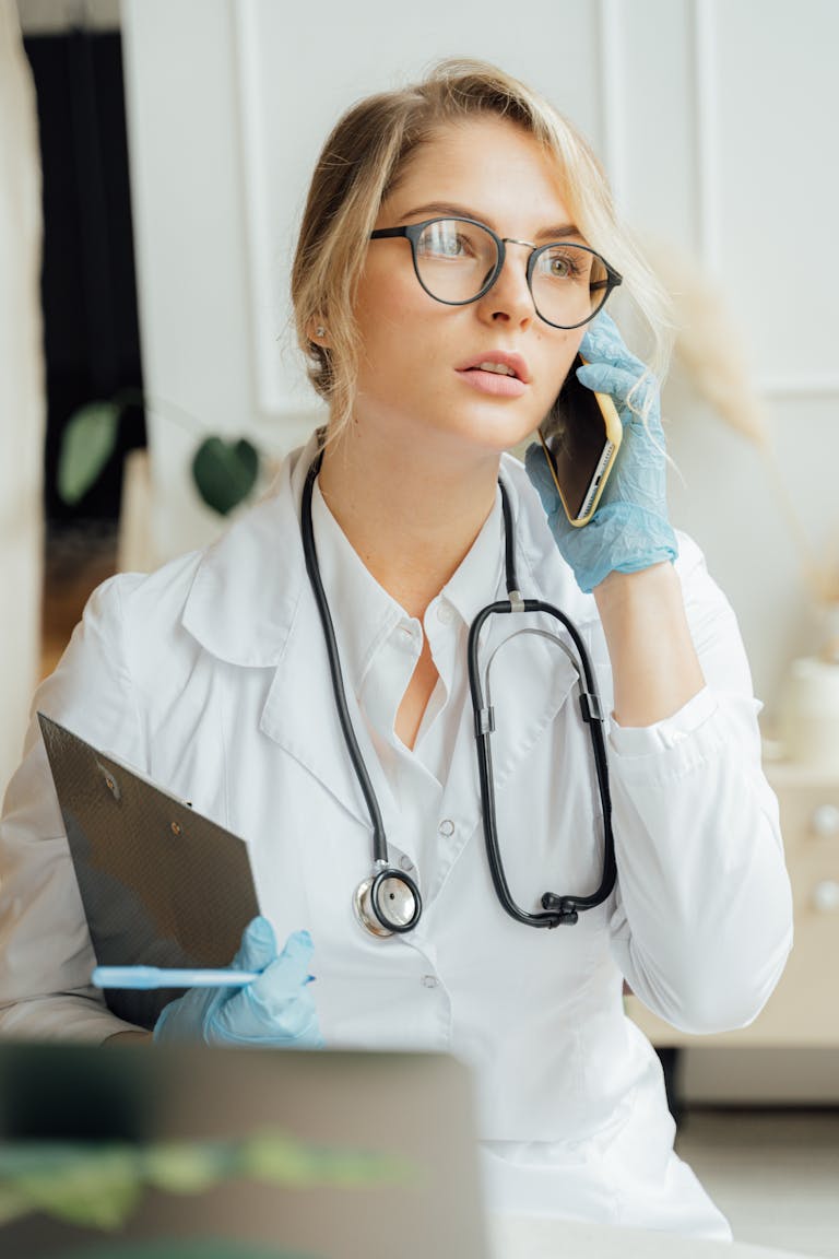 Rechtenvrije foto van een dokter aan de telefoon.