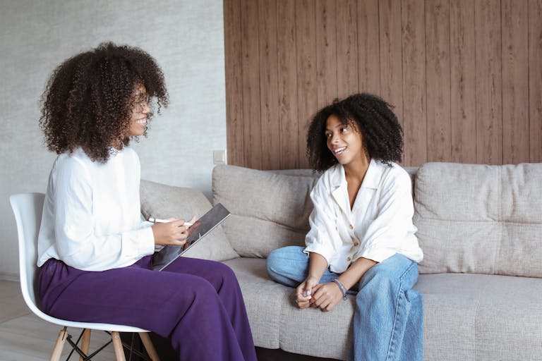 Rechtenvrije foto van twee vrouwen in gesprek.