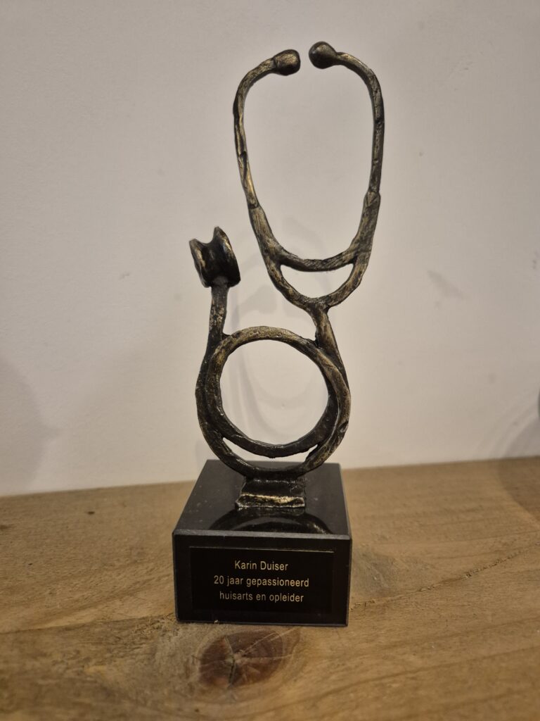 Beeld ter ere van 20 jaar huisarts Karin.