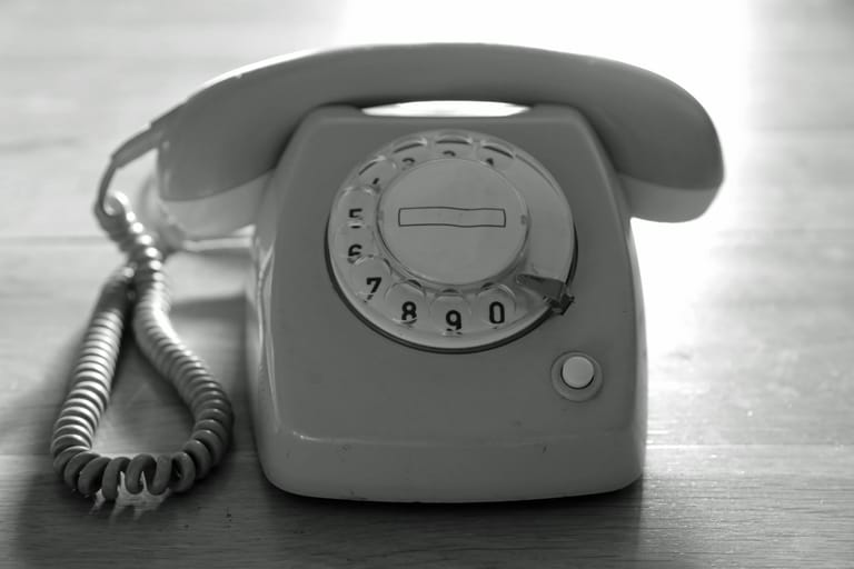 Rechtenvrije foto van een oude telefoon.